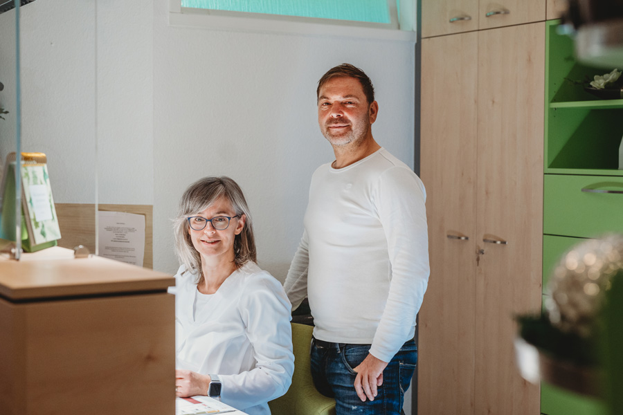 Schwester Manuela und Jens im Empfangsbereich