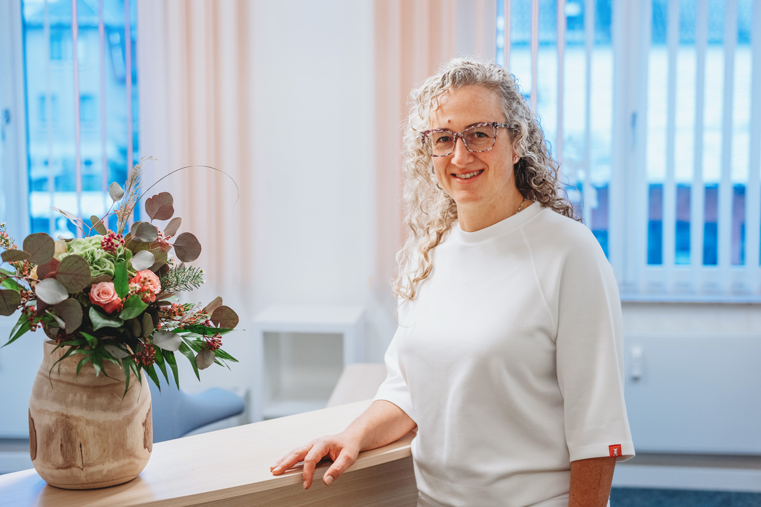 Janine Berauer steht in der Praxis am Empfangstresen